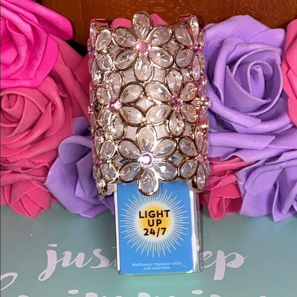 GEMSTONE FLOWERS NIGHTLIGHT
Wallflowers Plug In - Picture 2 of 11